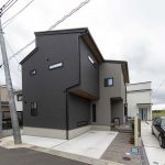 ブラック×グレーのツートンカラーでまとめた外観