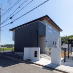 最大限に出した軒が印象的な凹凸を演出するシンプルモダンな外観