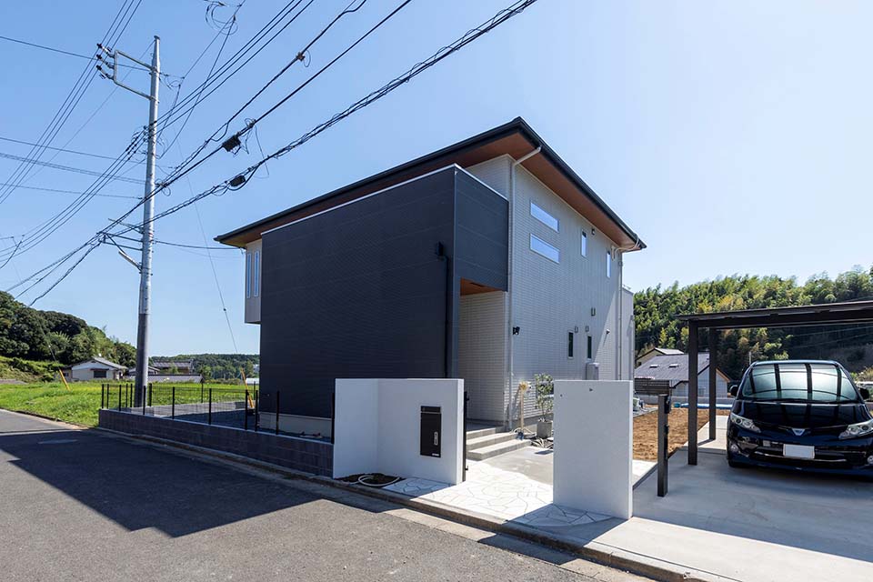 最大限に出した軒が印象的な凹凸を演出するシンプルモダンな外観