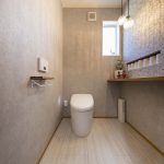 通常より広いサイズのトイレ空間。遊び心のある壁紙でトイレタイムが特別な時間に