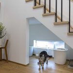 階段下は猫ちゃん専用スペース。地窓を開ければ換気もばっちり。