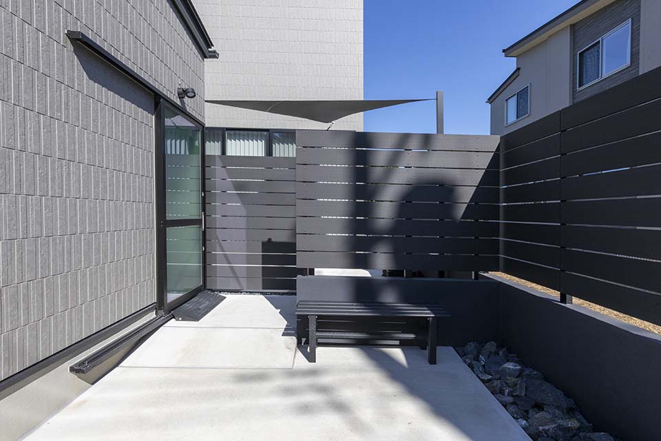 黒×グレー×木｜上質空間でワークライフが整う住まい