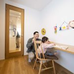 キッチンからも様子がうかがえる書斎