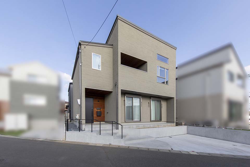 特注色の塗り壁が美しいシンプルな外観