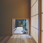地窓から覗く、坪庭