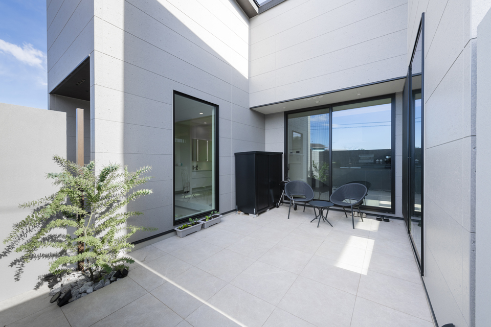 コの字型の中庭｜プライバシーへの配慮も生活動線も、いいところ尽くしな間取り