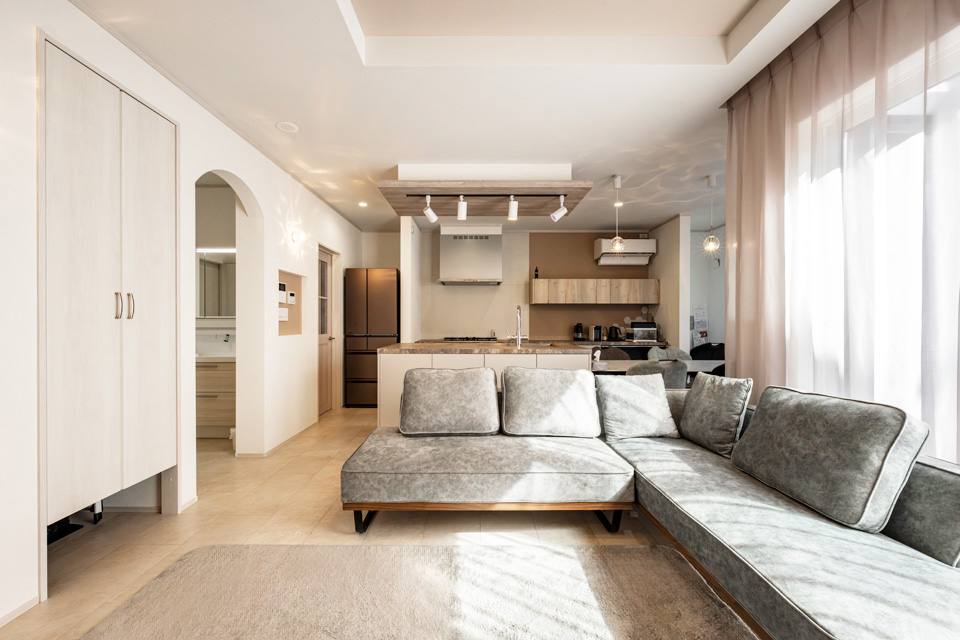 「繋がり」も「個」も両立！階段を中心とした回遊動線の間取り