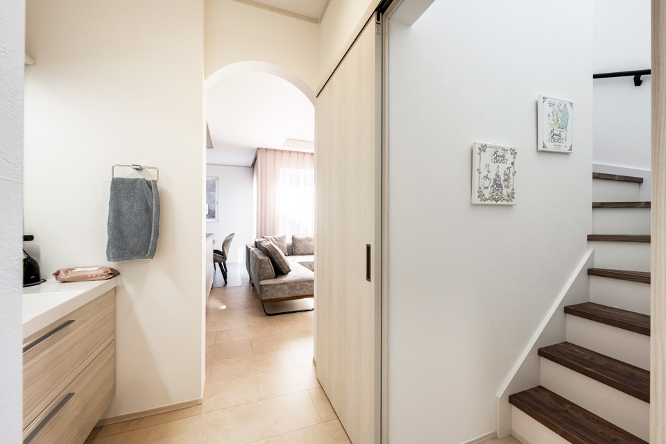 「繋がり」も「個」も両立！階段を中心とした回遊動線の間取り