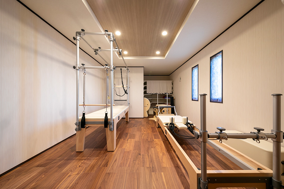 美しい大屋根の平屋風2階建て｜開放的なリビングの間取り