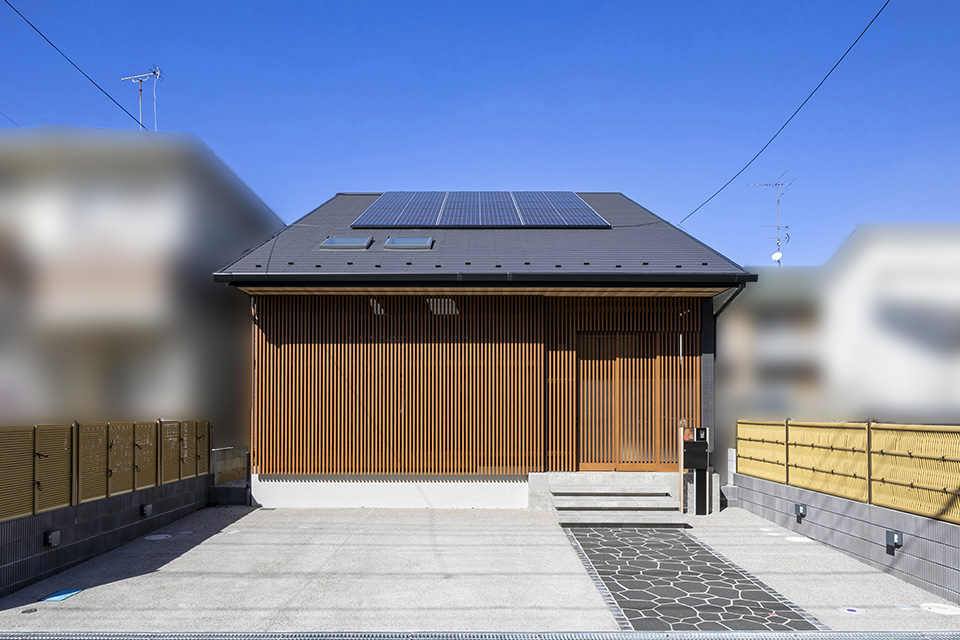 美しい大屋根の平屋風2階建て｜開放的なリビングの間取り