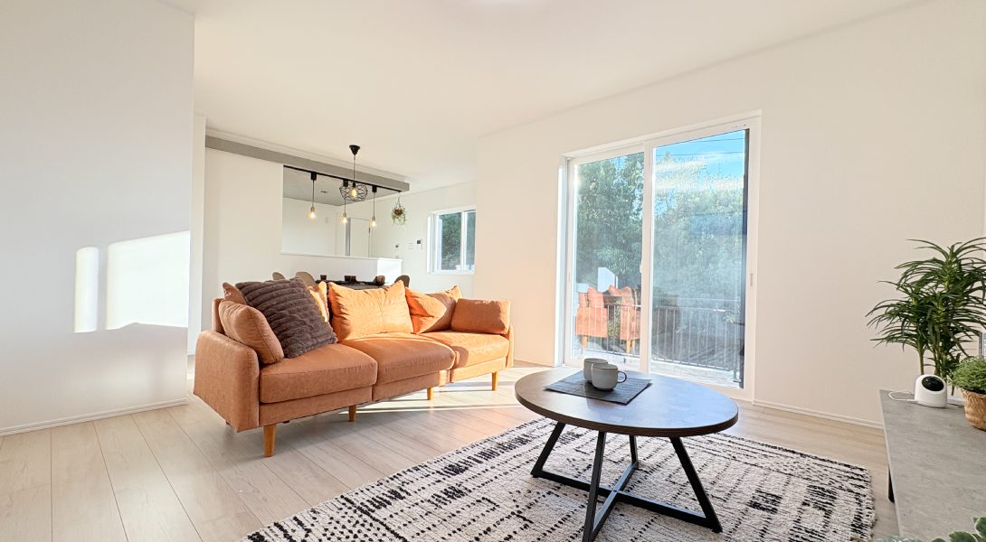 【モデルハウス①】<br>【見学できるモデルハウスがございます（事前に必ずお問い合わせください）】<br>日程／毎週土日祝 時間／10:00～17:00 ルームツアー開催！<br>太陽光発電の経済的メリットなども丸わかり！住まい探しを検討されている方はここからスタートしてみませんか？<br>平日やお仕事帰りのご案内も可能です。