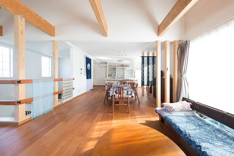 リビングには大きな窓を。春には公園の桜を眺められるのだそう。