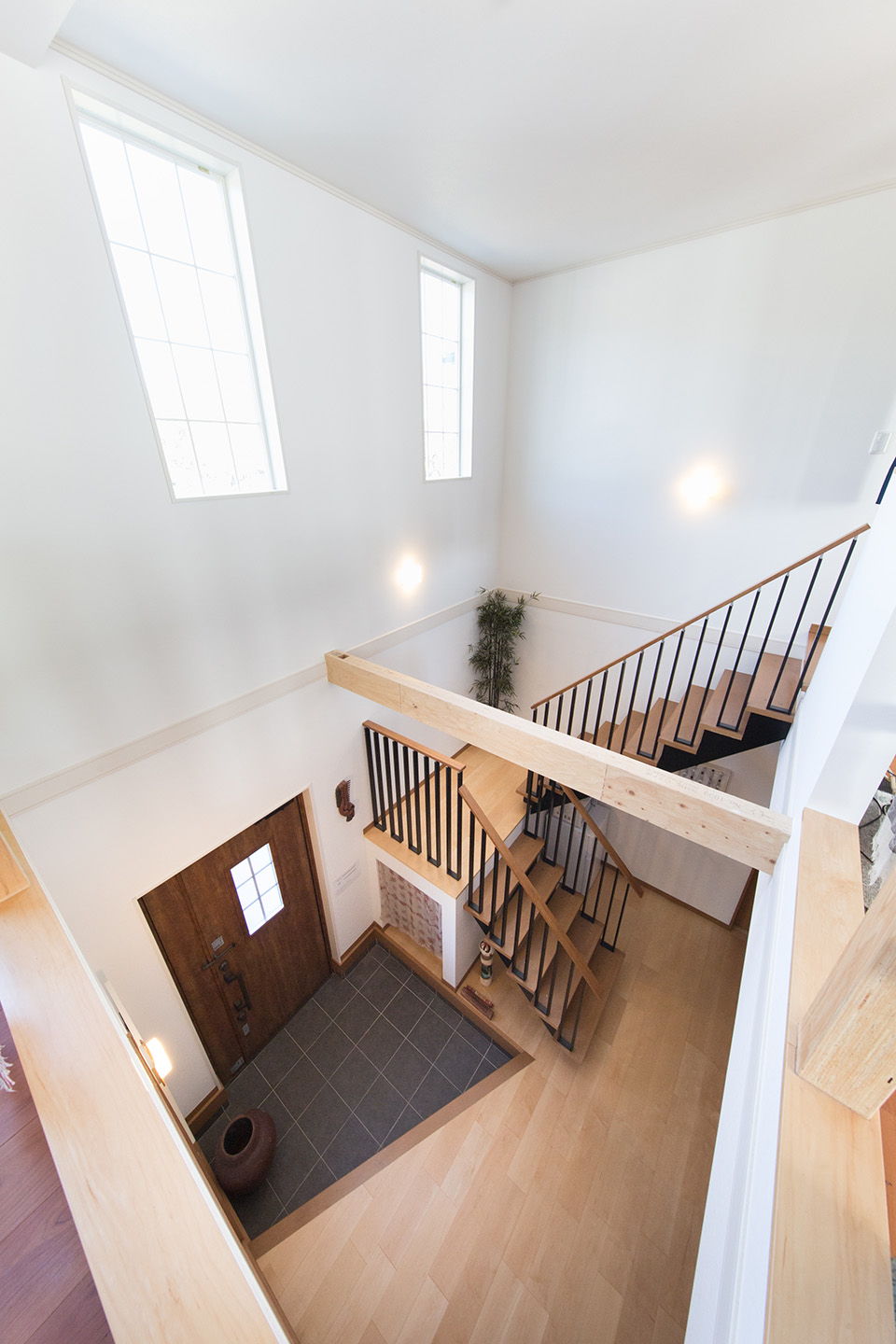 2階から見下ろせる玄関ホールは、開放感たっぷり